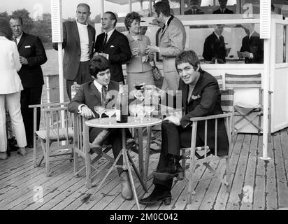 Die Popstars Paul und Barry Ryan trinken 1967 Champagner auf einem Partyboot auf der Themse in London Stockfoto