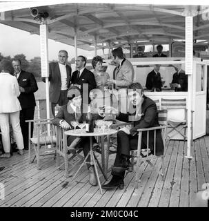 Die Popstars Paul und Barry Ryan trinken 1967 Champagner auf einem Partyboot auf der Themse in London Stockfoto