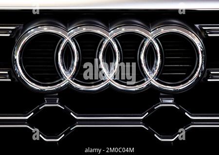 Sofia, Bulgarien - 3. Juni 2022: Nahaufnahme des Audi-Logos auf dem Automobilsalon in Sofia. Stockfoto