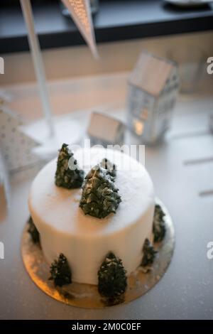 Weihnachtskuchen dekoriert mit süßen Figuren des Weihnachtsbaums Stockfoto