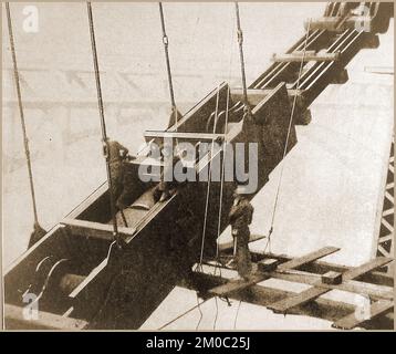 Ein frühes Foto von Arbeitern, die während des Baus der Niagara-Schlucht auf einem Zwischenaufenthalt standen. Stockfoto