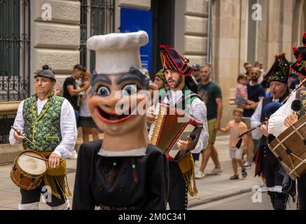 Große Köpfe und Riesen tanzen auf der Straße von pontevedra während der Wallfahrtsfeste mit einer städtischen Band, die Dudelsack und Trommeln spielt Stockfoto