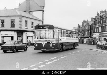 1981 Schwarzweiß-Archiv-Bild des Marktplatzes in Lytham St. Annes, Lancashire. Die Aussicht geht in Richtung Clifton Street. Stockfoto