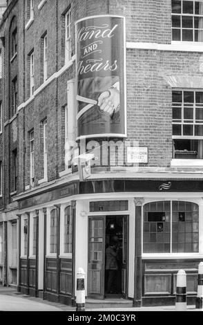1981 Schwarzweiß-Archivbild des öffentlichen Hauses Hand and Shears in der Gegend Cloth Fair in London in der Nähe des alten Smithfield Market. Stockfoto