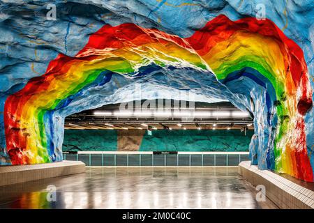 STOCKHOLM, SCHWEDEN - 01. AUGUST 2022: Die U-Bahn-Station Stadion befindet sich auf der roten Linie der U-Bahn-Station Stockholm in der Nähe des Stockholms-Stadions in der Nähe Stockfoto