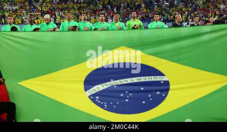 Doha, Katar, 5.. Dezember 2022. Die brasilianische Mannschaft singt ihre Nationalhymne während des FIFA-Weltmeisterschaftsspiels 2022 in Stadium 974, Doha. Der Bildausdruck sollte lauten: David Klein/Sportimage Stockfoto