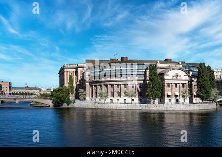 STOCKHOLM, SCHWEDEN - 31. JULI 2022: Blick auf das parlamentsgebäude von der Brücke Stockfoto