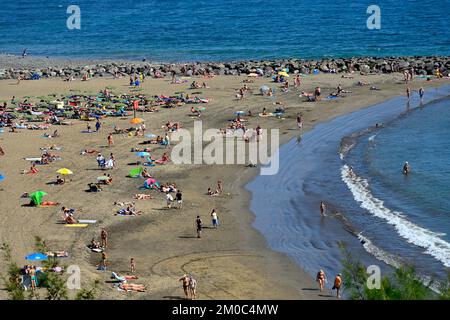 Playa El Veril Strand mit Sonnenanbetern auf Sand andere im Meer, San Agustín, Las Palmas, Gran Canaria Stockfoto