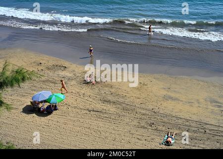 Playa El Veril Strand mit Sonnenanbetern auf Sand andere im Meer, San Agustín, Las Palmas, Gran Canaria Stockfoto