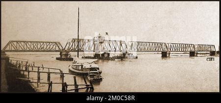 Die ehemalige Drehbrücke in Breydon Water, Großbritannien in den 1930er Jahren. Es war auch bekannt als Breydon Viaduct, das gebaut wurde, um Midland- und Great Northern Joint Railway (M&GN)-Züge über den Fluss Yare in der Nähe von Great Yarmouth, Norfolk, England zu transportieren. Es wurde 1903 fertiggestellt und wurde am 21. September 1953 geschlossen, um Ende der 1980er Jahre durch die Breydon Road Bridge ersetzt zu werden Stockfoto