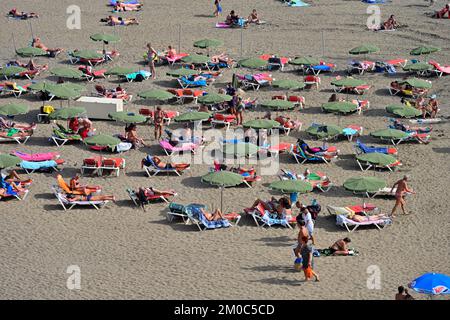 Playa El Veril Strand mit Sonnenanbetern auf Sand andere im Meer, San Agustín, Las Palmas, Gran Canaria Stockfoto