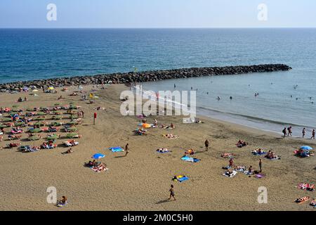 Playa El Veril Strand mit Sonnenanbetern auf Sand andere im Meer, San Agustín, Las Palmas, Gran Canaria Stockfoto