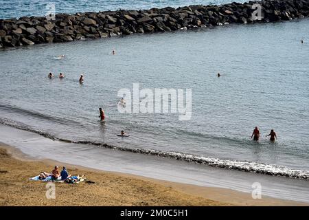 Playa El Veril Strand mit Sonnenanbetern auf Sand andere im Meer, San Agustín, Las Palmas, Gran Canaria Stockfoto