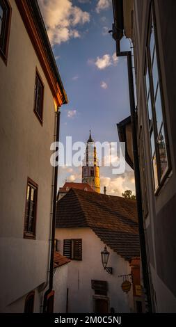 Traumhafter Blick am Morgen durch die berühmte historische Stadt Cesky Krumlov mit magischem Himmel im Süden von Böhmen, Europa. Stockfoto