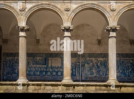 Mittelalterliche kunstvoll verzierte Bögen und hinter den blauen Fliesen, die die Wände des Klosters der Kathedrale Santa María de la Asunción in Vise bedecken Stockfoto