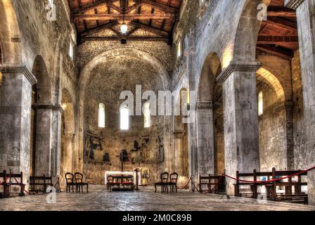 Serramonacesca - Abruzzen - Abtei San Liberatore in Maiella - Zentralschiff Stockfoto