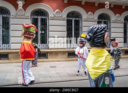 Große Köpfe und Riesen tanzen in der Straße von pontevedra während der Festlichkeiten des Pilgers Stockfoto