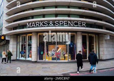 Marks & Spencer bietet Weihnachtseinkäufe in der City of London, Großbritannien. Saisonale Fensteranzeige. Zweig Fenchurch Street Stockfoto