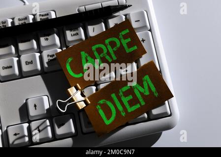 Textunterschrift mit Carpe Diem. Unternehmenskonzept, öffentliches Festival, auf dem Menschen Musik und Tanz spielen Stockfoto