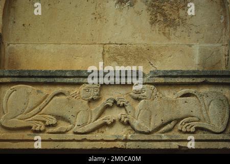 Serramonacesca - Abruzzen - Abtei von San Liberatore in Maiella - Details der Architektin mit zwei katzenartigen Tieren Stockfoto