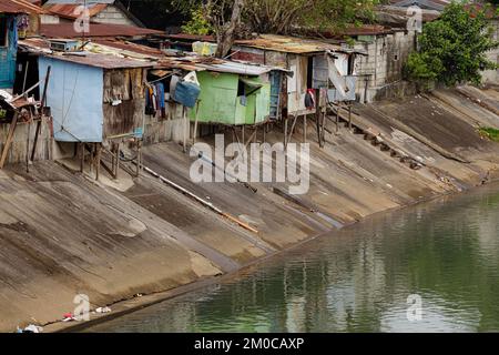 Arme Menschen, die in Armut entlang der Kanäle von Manila Philippinen leben, mit Kopierraum Stockfoto