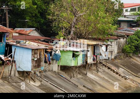 Arme Menschen, die in Armut entlang der Kanäle von Manila Philippinen leben, mit Kopierraum Stockfoto