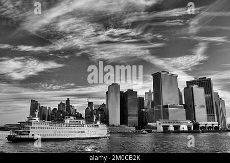 MV Andrew J. Barberi Staten Island Ferry und die Skyline von Brooklyn, New York Harbor, USA. Die „Barberi-Klasse“ besteht aus MS Andrew J. Barberi und MS Sam Stockfoto