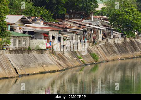 Arme Menschen, die in Armut entlang der Kanäle von Manila Philippinen leben, mit Kopierraum Stockfoto