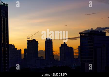 Früher Sonnenaufgang über den Manila Philippinen in Südostasien Stockfoto