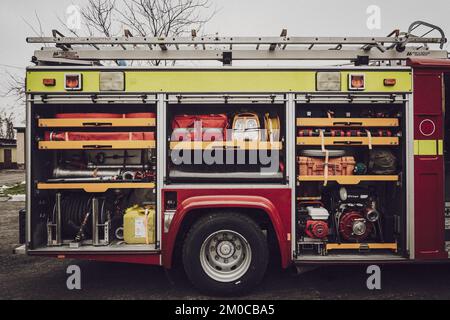 Gespendetes ehemaliges Feuerwehrgerät von Kent, das jetzt von LEMBERG-DSNS verwendet wird. Stockfoto