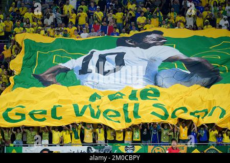 Brasilianische Fans auf den Tribünen halten ein Banner und wünschen sich, dass der ehemalige Spieler Pele während der FIFA-Weltmeisterschaft mit 16 Spielen im Stadium 974 in Doha, Katar, bald gesund wird. Foto: Montag, 5. Dezember 2022. Stockfoto