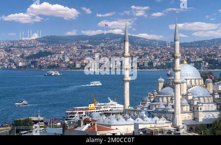 Skyline von Istanbul mit der Neuen Moschee im Vordergrund und Kamlica Moschee auf der asiatischen Seite im Hintergrund, Istanbul, Türkei. Stockfoto