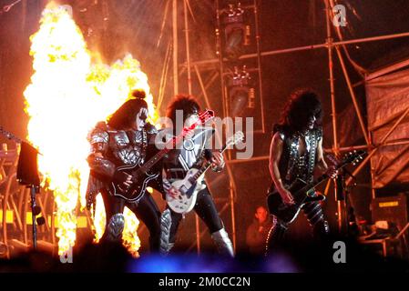 TOLUCA, MEXIKO - DEZEMBER 4: Tommy Thayer, Gene Simmons und Paul Stanley Integer Ranges der Kiss American Rockband treten am dritten Tag des Hell and Heaven Metal Fest im Foro Pegaso auf der Bühne auf. Am 04. Dezember 2022 in Toluca, Mexiko. Stockfoto