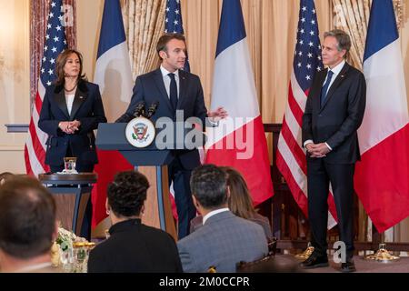 Der französische Präsident Macron präsentiert Remarks beim Staatssekretär für Mittagessen, Antony J. Blinken, und Vizepräsidentin Kamala Harris veranstalten ein Staatsessen zu Ehren des französischen Präsidenten Emmanuel Macron in den USA Außenministerium in Washington, D.C. am 1. Dezember 2022. [Foto des Außenministeriums von Ron Przysucha] Stockfoto