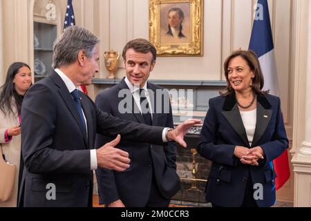 Außenminister Antony J. Blinken unterhält sich mit dem französischen Präsidenten Emmanuel Macron vor dem Staatsessen zu Ehren des französischen Präsidenten in den USA Außenministerium in Washington, D.C. am 1. Dezember 2022. [Foto des Außenministeriums von Ron Przysucha] Stockfoto