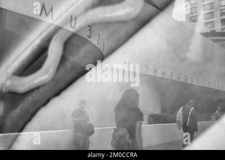 Reflexion eines Frankfurts im Solomon R. Guggenheim Museum. Manhattan, New York, USA Stockfoto