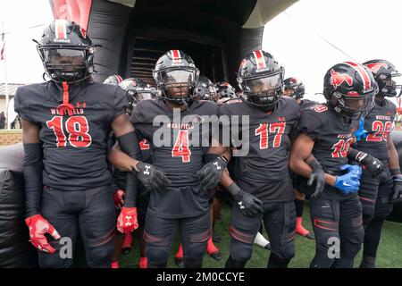 Georgetown Texas, USA, Dezember 3 2022: Mitglieder der Football-Mannschaft betreten das Spielfeld durch ein aufblasbares Maskottchen, bevor sie ihr Viertelfinale der University Scholastic League (UIL) im Playoff-Footballspiel in Zentral-Texas spielen. ©Bob Daemmrich Stockfoto