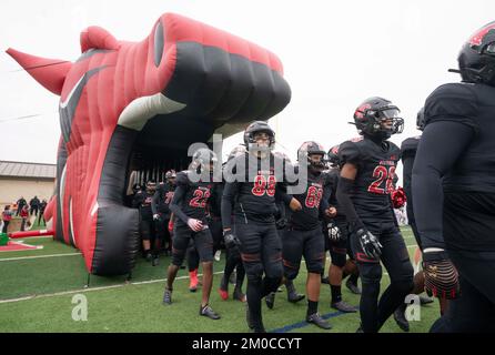 Georgetown Texas, USA, Dezember 3 2022: Mitglieder der Football-Mannschaft betreten das Spielfeld durch ein aufblasbares Maskottchen, bevor sie ihr Viertelfinale der University Scholastic League (UIL) im Playoff-Footballspiel in Zentral-Texas spielen. ©Bob Daemmrich Stockfoto