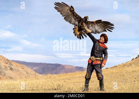 Adlerjäger und sein Goldener Adler in Issyk Kul, Kirgisistan Stockfoto