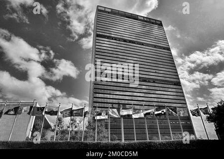 Gebäude des Hauptquartiers der Vereinten Nationen in Lower Midtown. Zwischen der 42. und der 48. Street an der 1. Avenue in Manhattan, New York, USA. Stockfoto