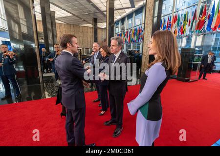 Evan Ryan, Außenminister Antony J. Blinks, Vizepräsident Kamala Harris, und der zweite Gentleman Doug Emhoff begrüßen den französischen Präsidenten Emmanuel Macron und die französische First Lady Brigitte Macron vor dem Staatsessen zu Ehren des französischen Präsidenten in den USA Außenministerium in Washington, D.C. am 1. Dezember 2022. [Foto des Außenministeriums von Ron Przysucha] Stockfoto