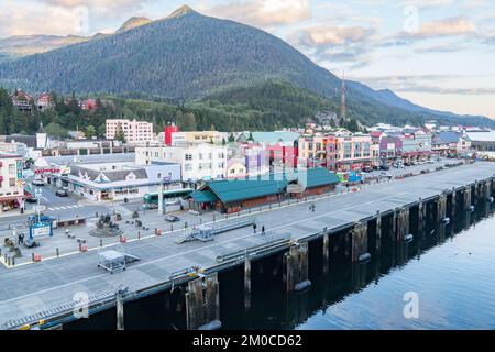 Ketchikan, AK - 9. September 2022: Geschäfte und Restaurants in der Innenstadt von Ketchikan, Alaska. Stockfoto