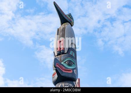 Ketchikan, AK - 9. September 2022: Einheimische Alaska Totem Pole Figur in Ketchikan, Alaska Stockfoto