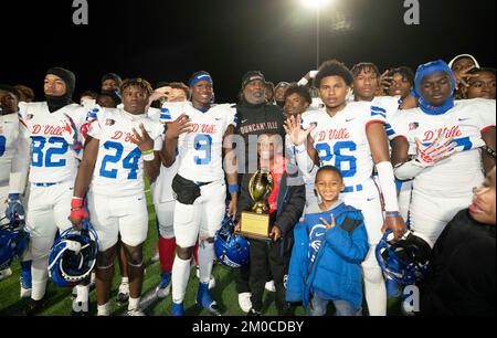 Georgetown Texas, USA, Dezember 3 2022: Erfolgreiche Fußballspieler und Trainer aus Duncanville feiern mit ihrer Trophäe nach einem Viertelfinalspiel der University Scholastic League (UIL) in Zentraltexas. ©Bob Daemmrich Stockfoto