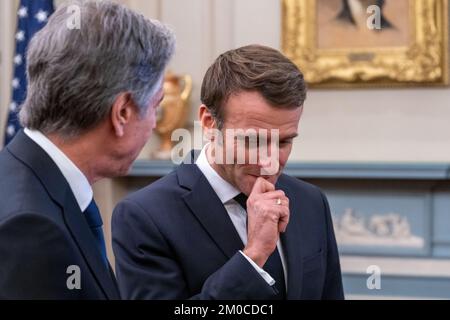 Minister Blinken spricht mit dem französischen Präsidenten Macron Außenminister Antony J. Blinken spricht mit dem französischen Präsidenten Emmanuel Macron vor dem Staatsessen zu Ehren des französischen Präsidenten in den USA Außenministerium in Washington, D.C. am 1. Dezember 2022. [Foto des Außenministeriums von Ron Przysucha] Stockfoto