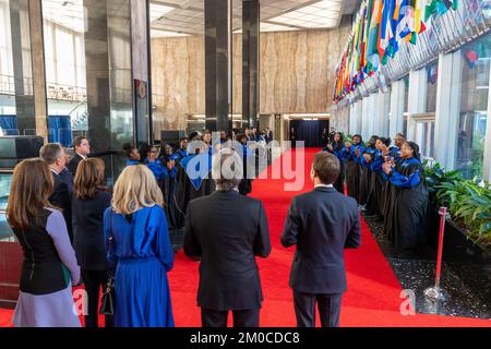 Außenminister Antony J. Blinks, Vizepräsident Kamala Harris, französischer Präsident Emmanuel Macron, französische First Lady Brigitte Macron, Evan Ryan und Zweiter Gentleman Doug Emhoff hören dem Chor zu, bevor sie zum Staatsessen zu Ehren des französischen Präsidenten der USA gehen Außenministerium in Washington, D.C. am 1. Dezember 2022. [Foto des Außenministeriums von Ron Przysucha] Stockfoto