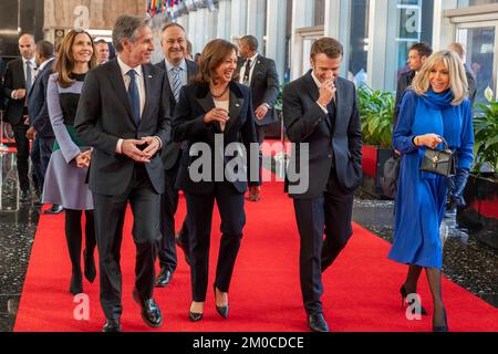 Außenminister Antony J. Blinks, Vizepräsident Kamala Harris, französischer Präsident Emmanuel Macron und französische First Lady Brigitte Macron, gefolgt von Evan Ryan und Second Gentleman Doug Emhoff, kommen zum Staatsessen in den USA Außenministerium in Washington, D.C. am 1. Dezember 2022. [Foto des Außenministeriums von Ron Przysucha] Stockfoto