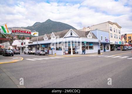 Ketchikan, AK - 9. September 2022: Geschäfte und Restaurants in der Innenstadt von Ketchikan, Alaska. Stockfoto