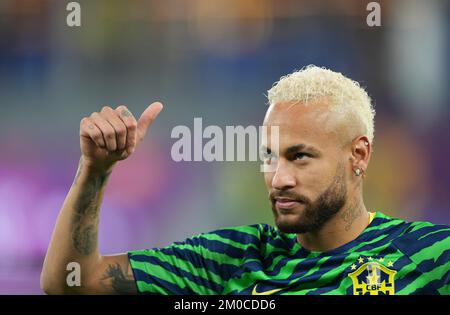 Doha, Katar. 5.. Dezember 2022. Neymar aus Brasilien reagiert vor dem Spiel der Runde 16 zwischen Brasilien und Südkorea auf der FIFA-Weltmeisterschaft 2022 im Stadium 974 in Doha, Katar, am 5. Dezember 2022. Kredit: Chen Cheng/Xinhua/Alamy Live News Stockfoto