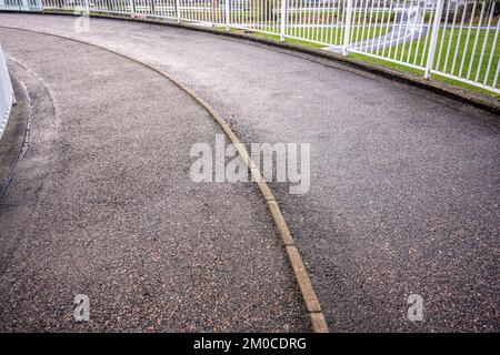 Spiralförmige Fahrradrampe über einer Autobahn Stockfoto